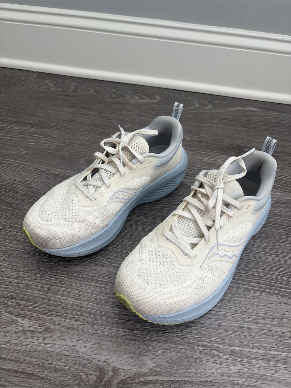 Saucony Form Fit 10 Cream and Light Blue Women's Sneakers Size 7.5
